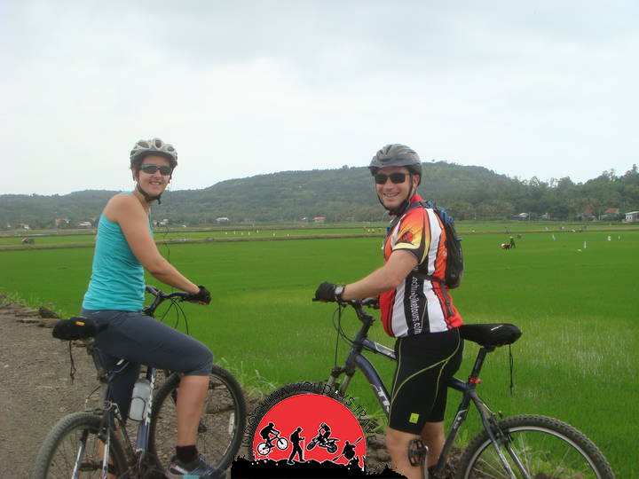 3 days Hanoi Easy Cycle To perfume Pagoda and Kim Boi Hot Spring